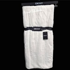DKNY White Faux Fur Reversible EVERLY Throw Blanket Ultra Soft 50X60 NEW